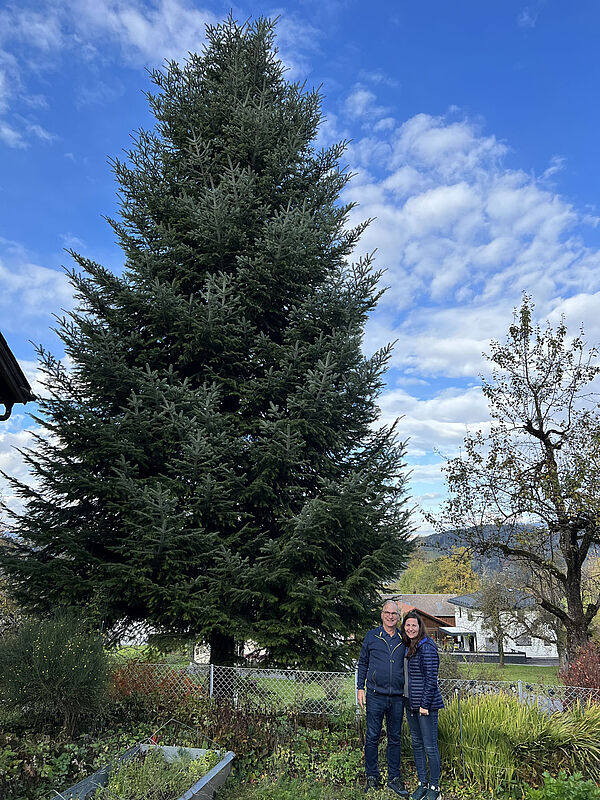Altbürgermeister Eugen Gabriel und Tochter Andrea Lins-Gabriel vor dem Weihnachtsbaum. 