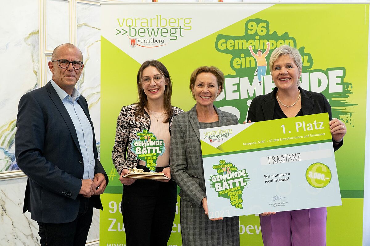 Bürgermeister Walter Gohm, Julia Dona, Landesrätin Martina Rüscher und Vizebürgermeisterin Michaela Gort. (Fotoquelle: A. Serra | Land Vorarlberg)