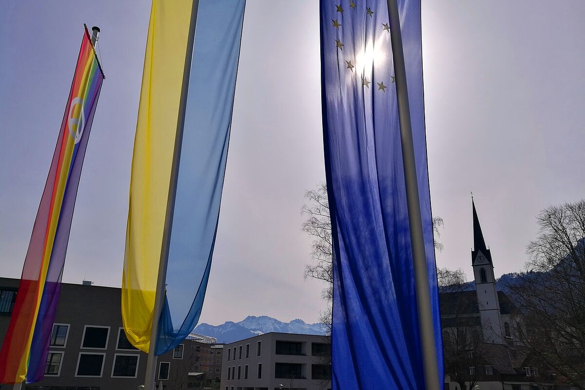 Die Fahnen vor dem Rathaus Frastanz stehen für Frieden und Zusammenhalt.