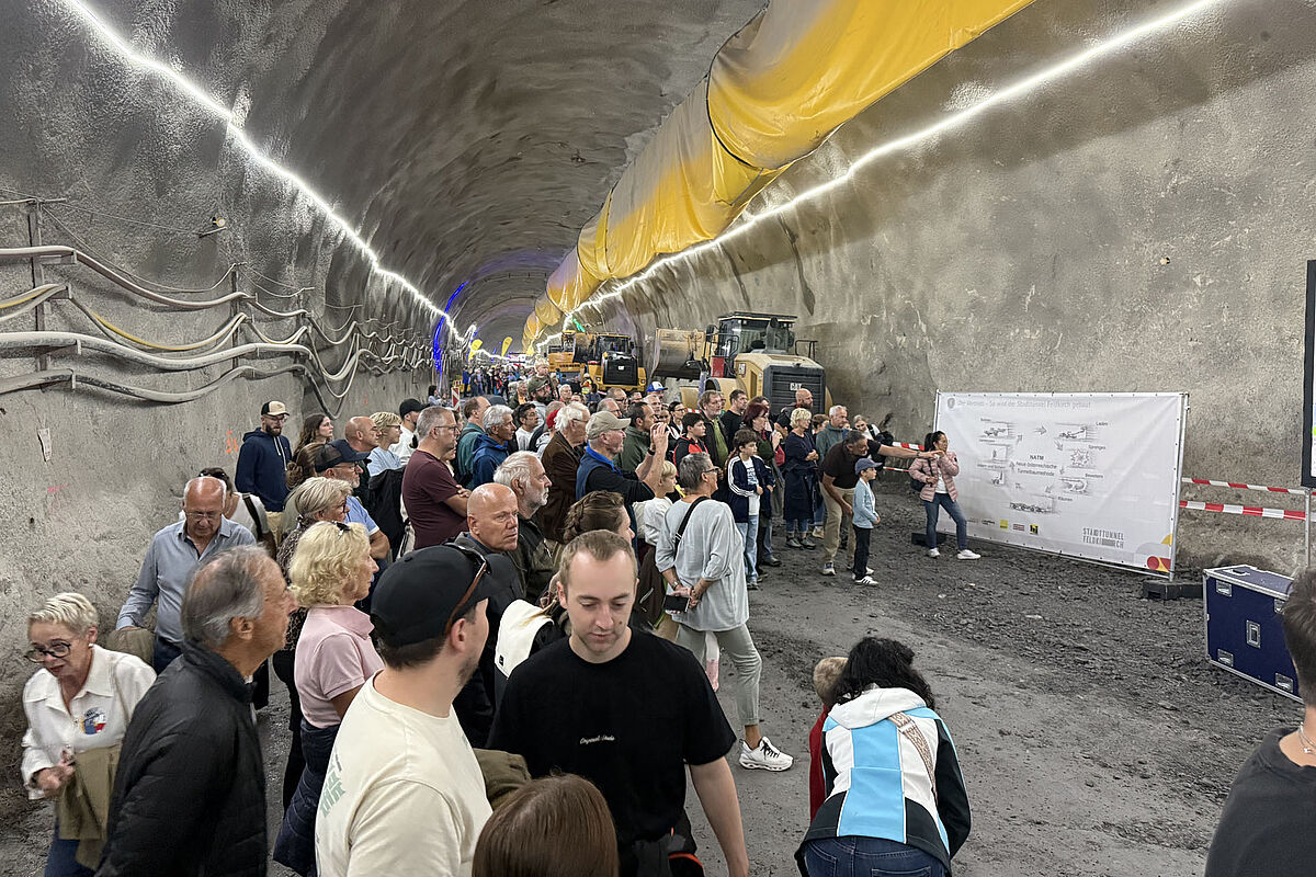Menschen besichtigen den Tunnel. (Fotoquelle: Land Vorarlberg/Dieter Bitschnau)