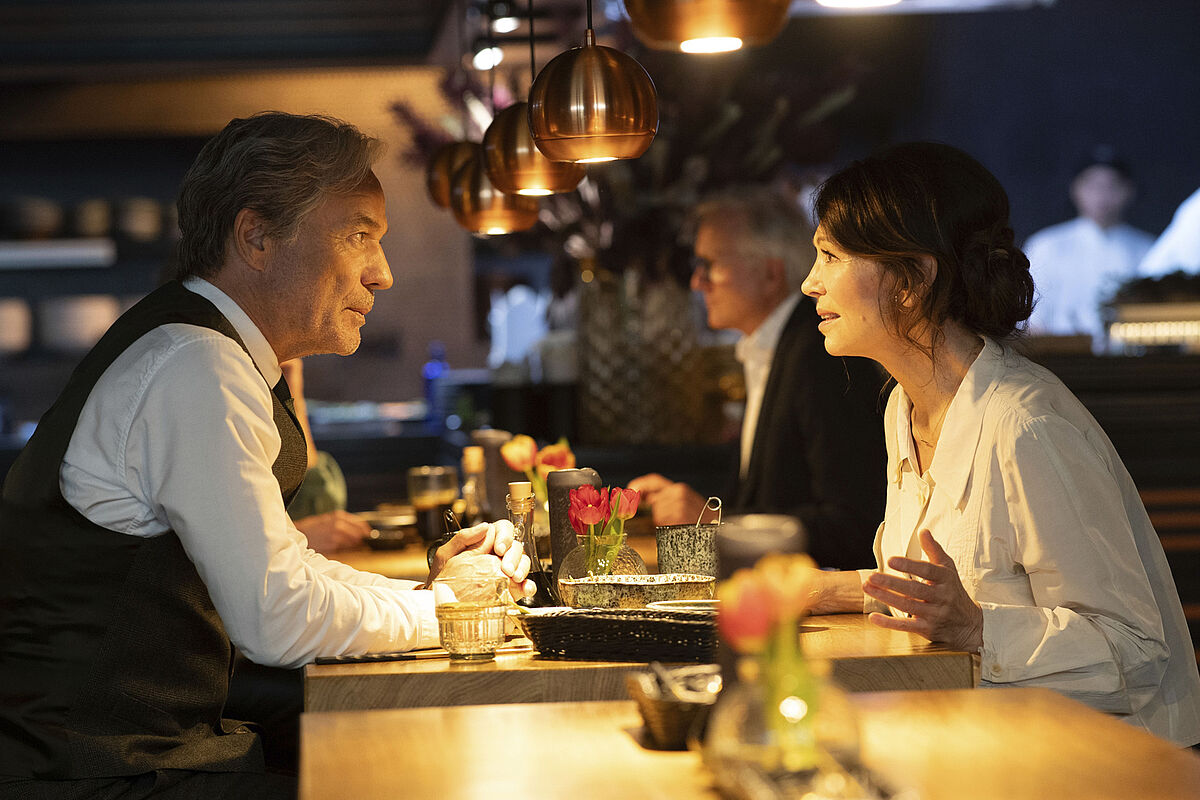Filmausschnitt: Walter und Alice sitzen am Tisch.