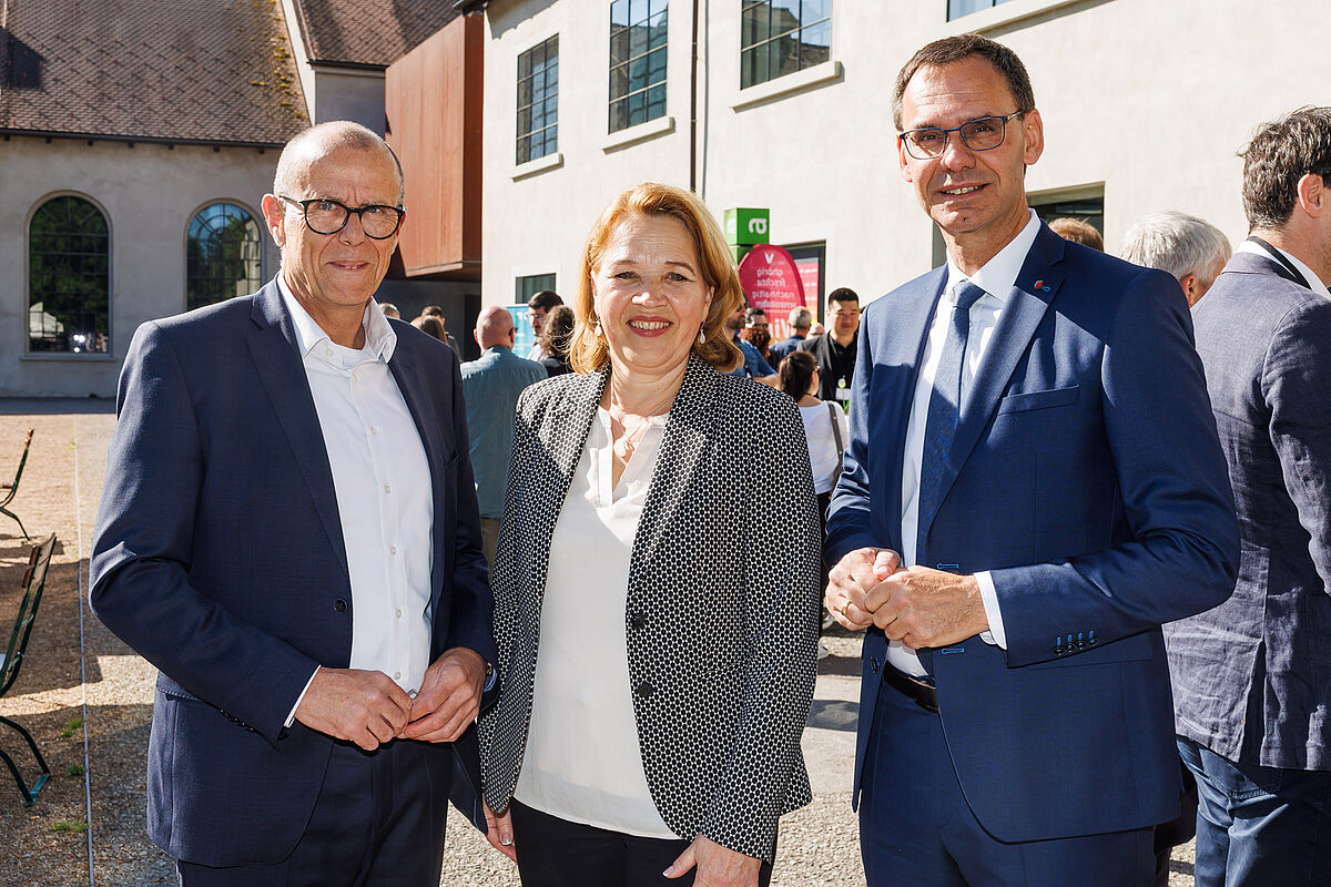 Walter Gohm mit seiner Vorgängerin Andrea Kaufmann und Landeshauptmann Markus Wallner. (Fotoquelle: © Land Vorarlberg/B. Hofmeister)