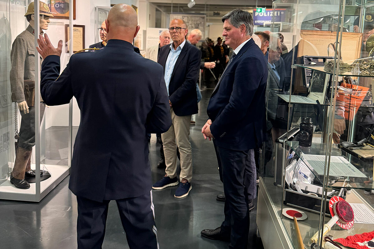 Landesrat Daniel Allgäuer und Bürgermeister Walter Gohm besichtigen die neue Ausstellung.