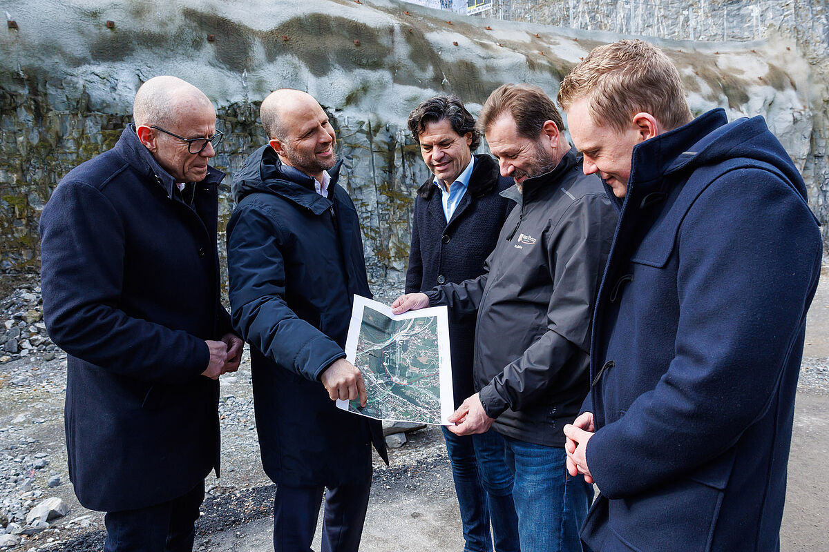 (von links nach rechts) Bgm. Walter Gohm, Landesrat Marco Tittler, Bgm. Manfred Rädler, Stadttunnel-Projektleiter Bernhard Braza sowie Landesstatthalter und Verkehrsreferent Christof Bitschi. (Fotoquelle: Land Vorarlberg / Bernd Hofmeister)