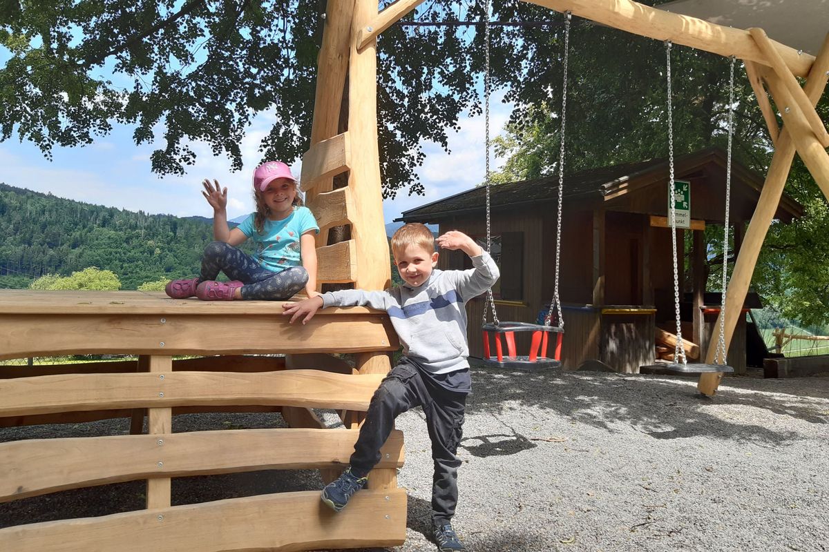 Die Kinder haben Spaß mit dem erneuerten Spielplatz „Auf der Bleiche“ in Fellengatter.