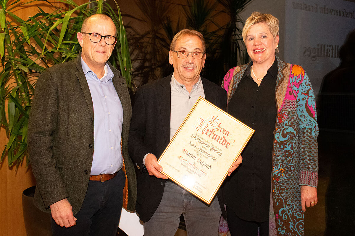 Bürgermeister Walter Gohm, Verdienstzeichenträger Martin Schmid und Vizebürgermeisterin Michaela Gort. (Fotoquelle: Feuerwehr Frastanz)