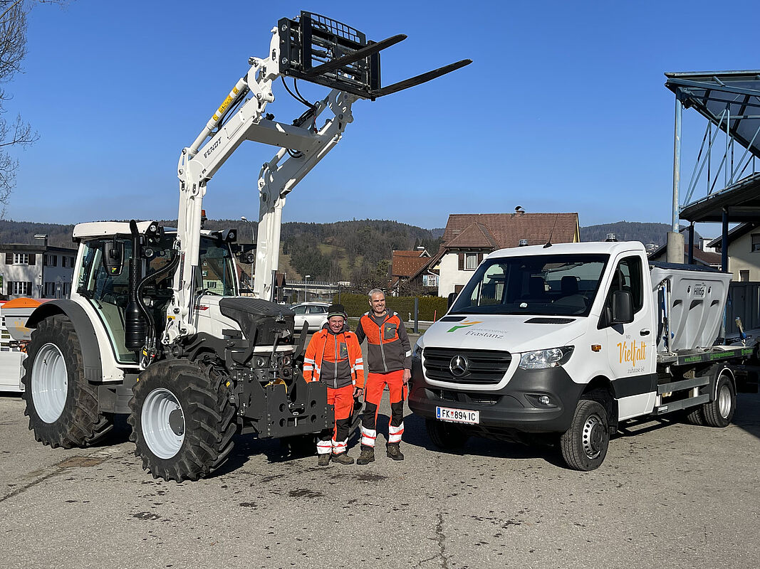 Stefan Egger und Thomas Bertsch mit den neuen Bauhof-Fahrzeugen. 
