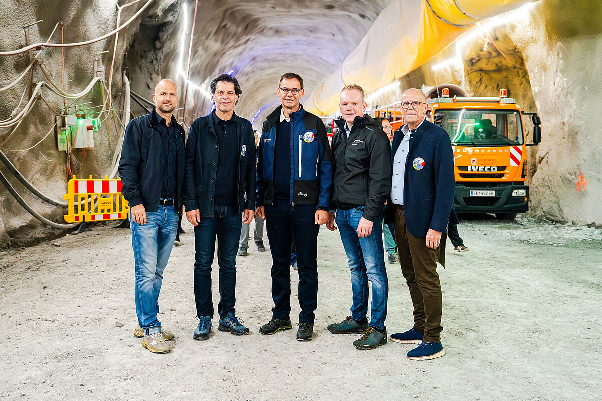Im Tunnel stehen Landesrat Marco Tittler, der Feldkircher Bürgermeister Manfred Rädler, Landeshauptmann Markus Wallner, Landesstatthalter Christof Bitschi und der Frastanzer Bürgermeister Walter Gohm. (Fotoquelle: Land Vorarlberg/Luka Kolanovic)