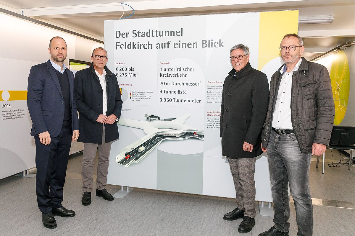 von links: Landesrat Marco Tittler, Bürgermeister Walter Gohm (Frastanz) und Wolfgang Matt (Feldkirch) sowie  Gerhard Schnitzer, Chef der Straßenbauabteilung des Landes. (Fotoquelle: VLK)
