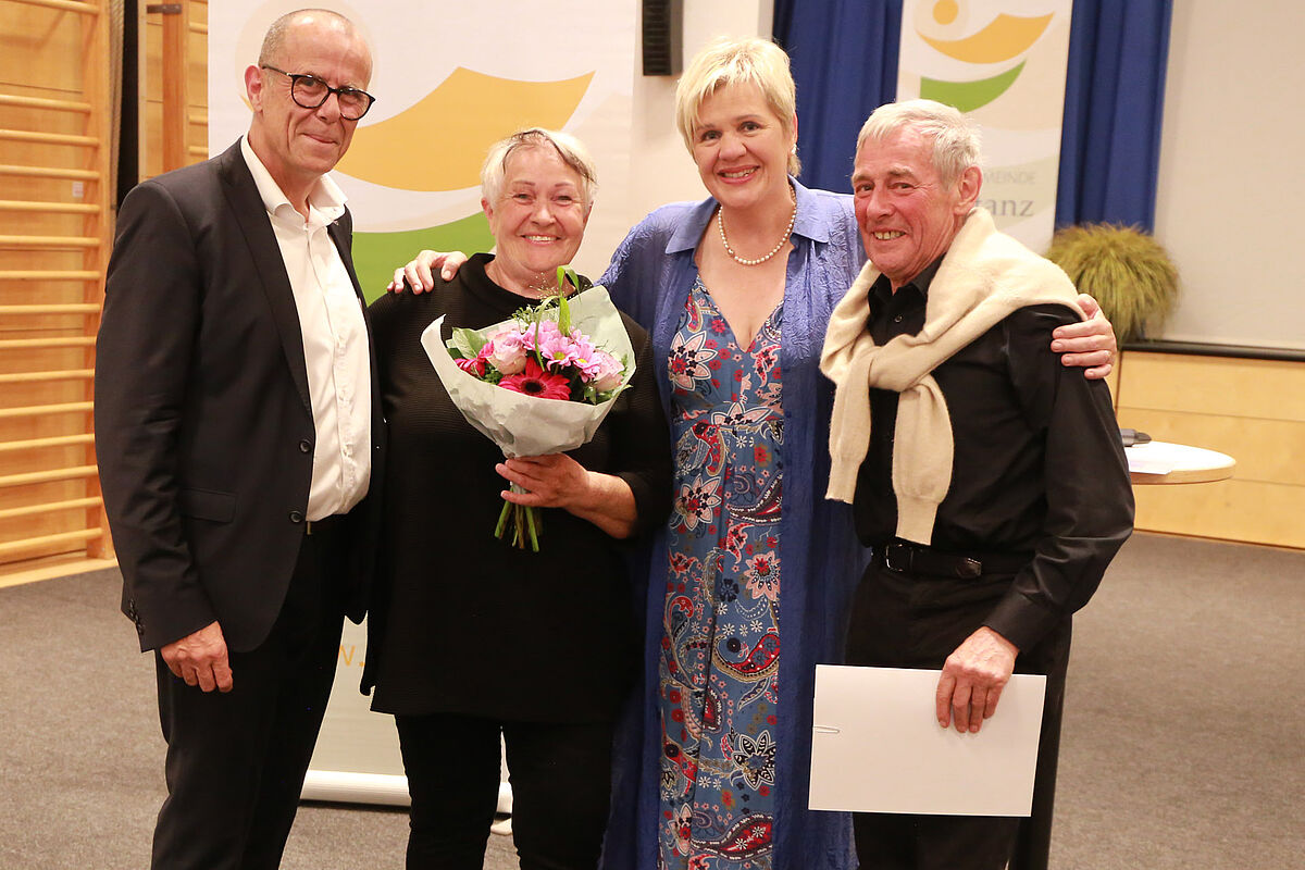 Bürgermeister Walter Gohm, Marlene Renner, Vizebürgermeisterin Michaela Gort und Bruno Renner. (Fotoquelle: Reinhard Decker)